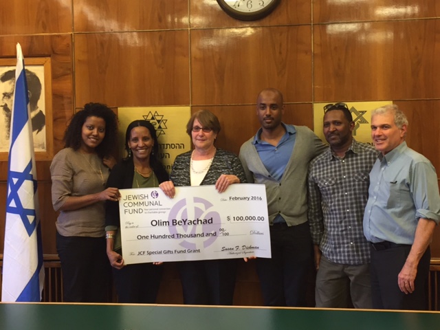 Susan Dickman of Jewish Communal Fund presents grant check to Olim BeYachad